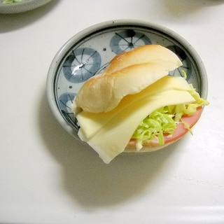 白い食卓ロールでカフェ風サンドイッチ